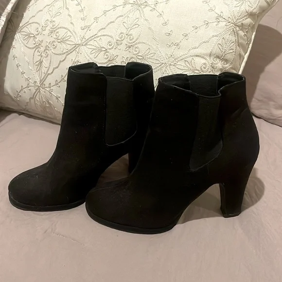 Rampage Women's Size 7M Suede Ankle Boots Black Jading Booties. Like New!!🌟✨🌟✨ - Picture 2 of 8